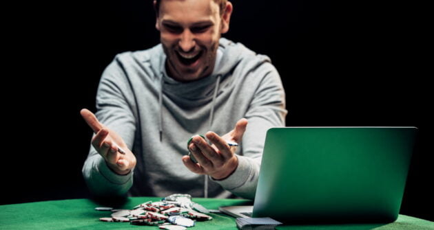 Homme heureux au poker-ok