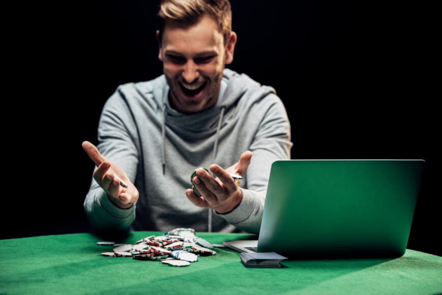 Homme heureux au poker-ok