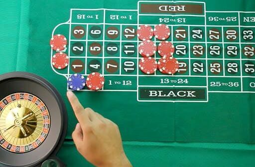 une fille debout devant une roue de roulette
