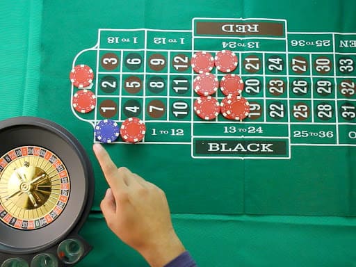 une fille debout devant une roue de roulette
