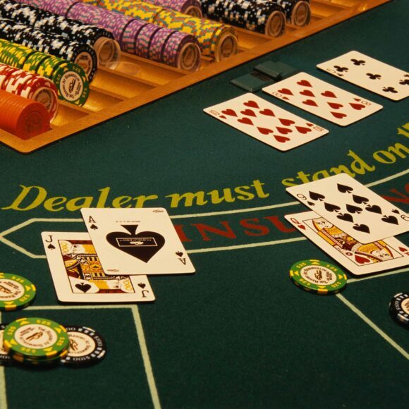 table de blackjack avec des cartes et des jetons dessus