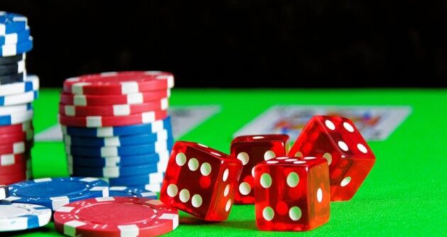 jetons et dés de casino