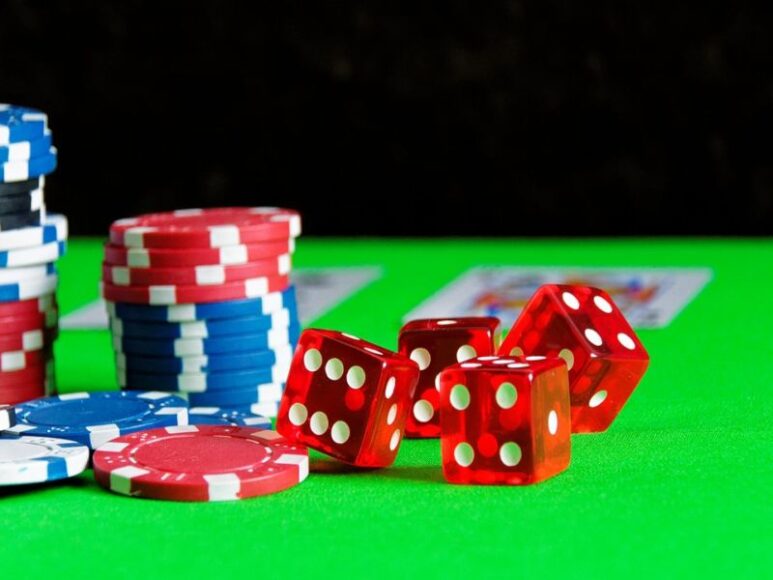 jetons et dés de casino