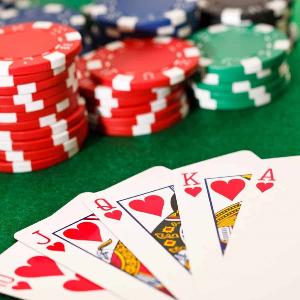 jetons et cartes poekr sur une table de poker