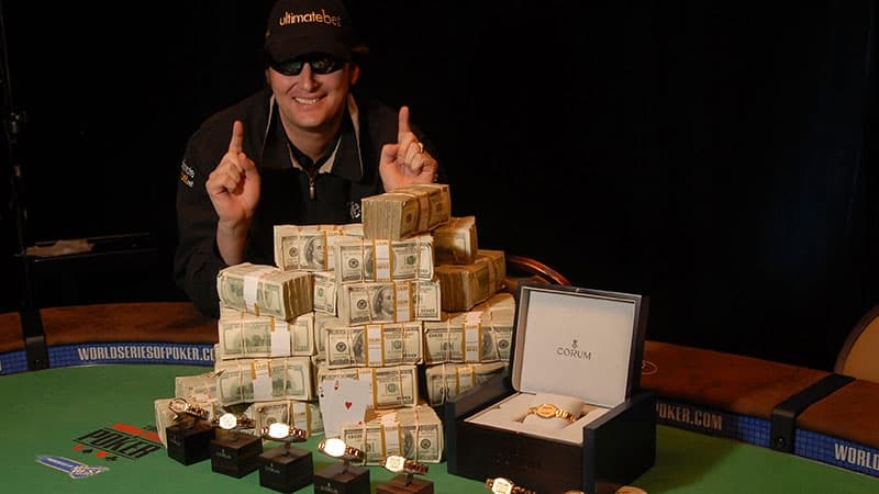 phil hellmuth avec le bracelet des wsop et l'argent gagné