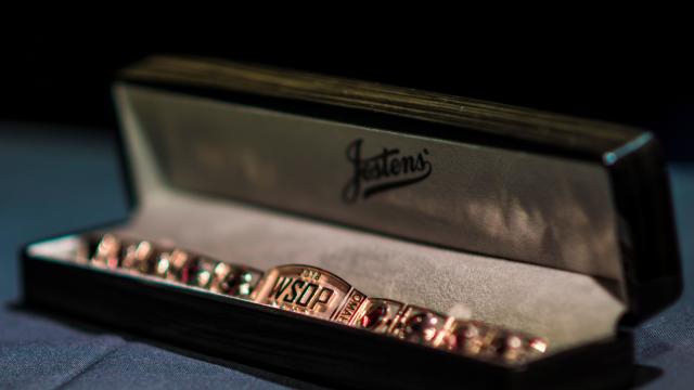 le bracelet des wsop dans une boîte à bijoux