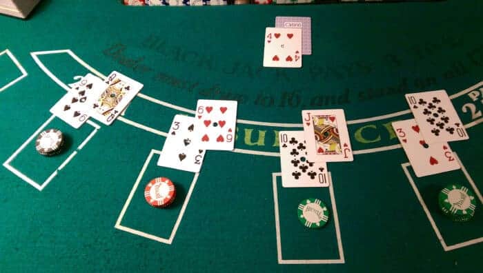 table de blackjack avec des cartes dessus