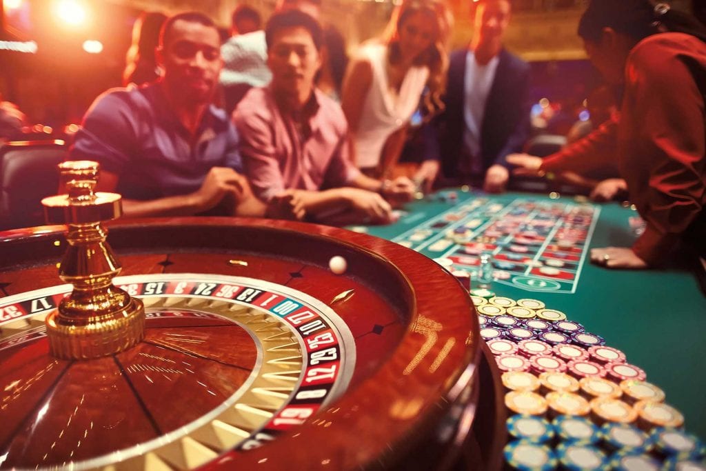 Personnes autour d'une table de roulette