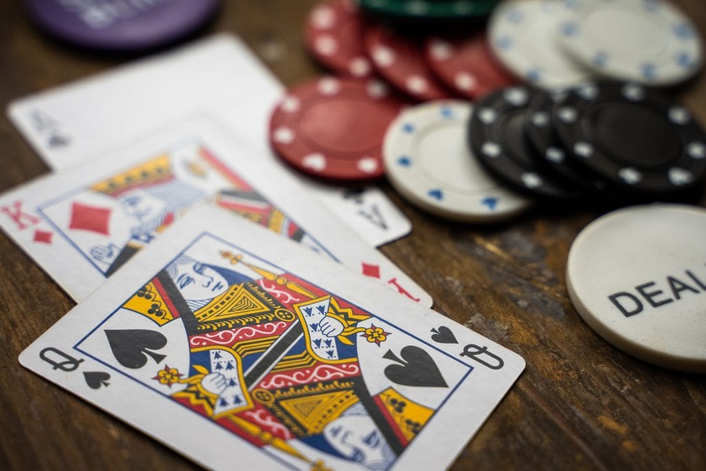 jetons de poker et cartes sur une table en bois