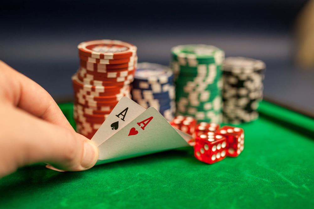 jetons et cartes de poker